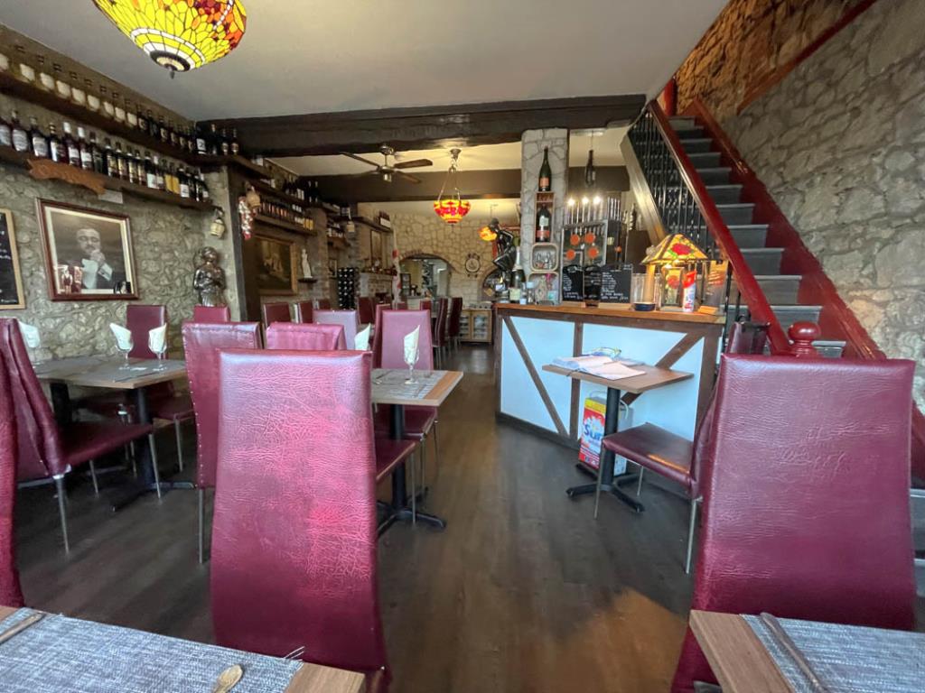 Lot: 52 - FREEHOLD RESTAURANT WITH LIVING ACCOMMODATION OVER - Internal customer seating area